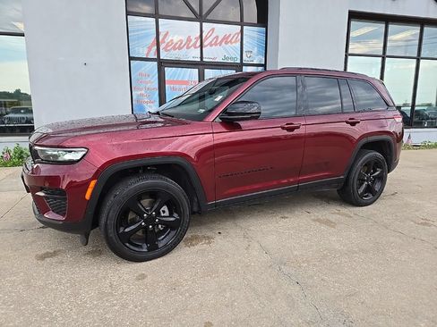 Used 2023 Jeep Grand Cherokee Altitude AWD/4WD image 4