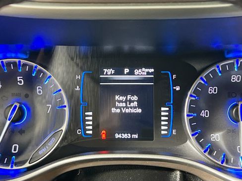 Used 2017 Chrysler Pacifica Touring-L FWD image 23
