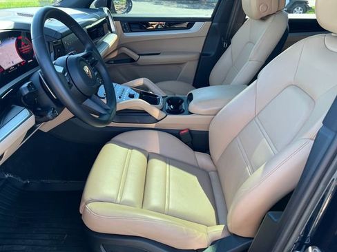 Used 2024 Porsche Cayenne AWD/4WD image 8