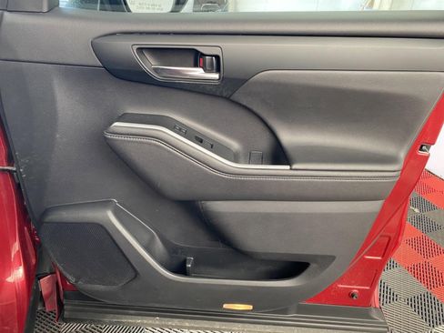 Used 2020 Toyota Highlander XLE image 7