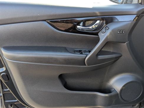 Used 2022 Nissan Rogue Sport SV w/ Technology Package image 9