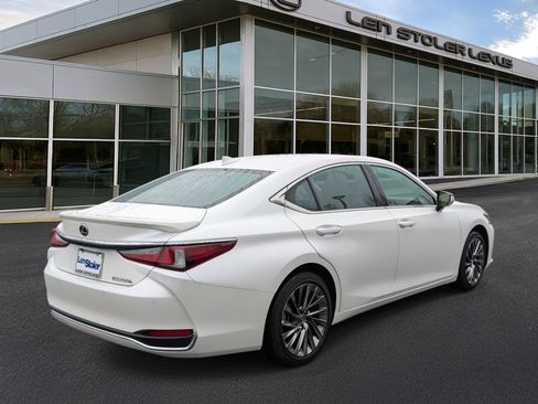 Used 2025 Lexus ES 300h w/ Technology Package image 3