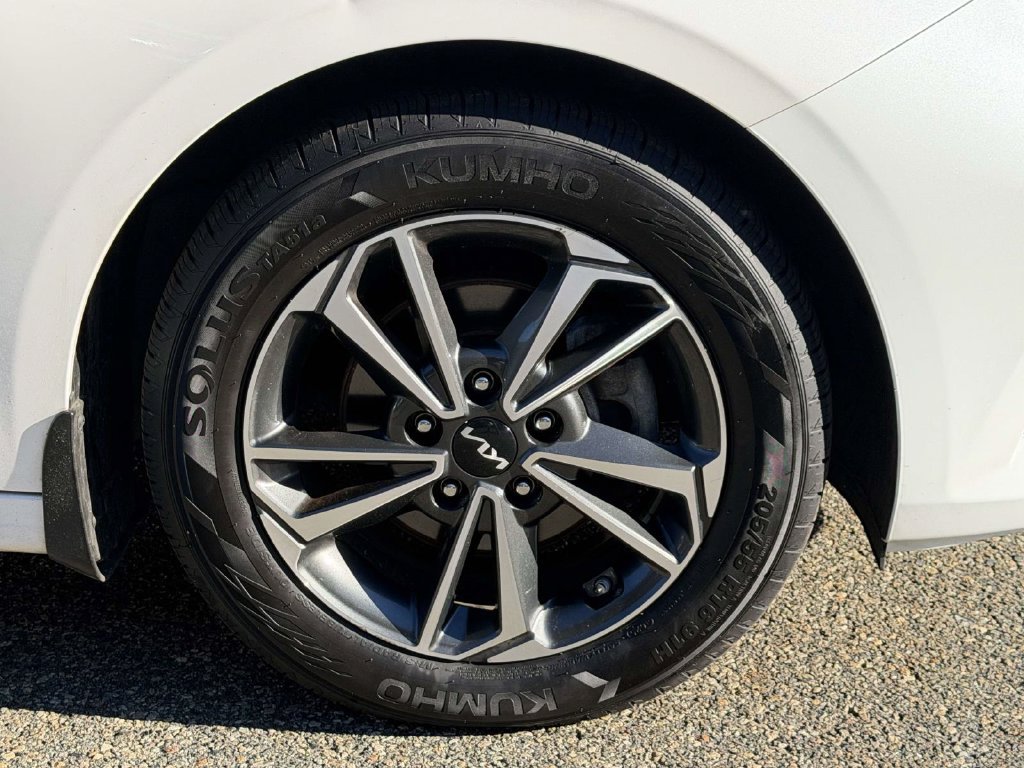 Used 2023 Kia Forte LXS w/ LXS Technology Package FWD image 8