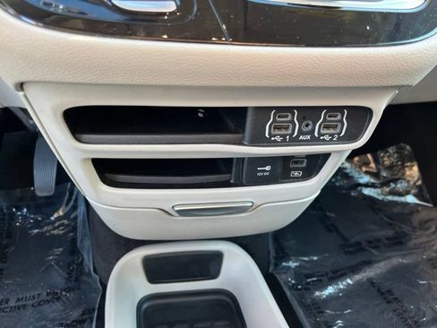 Used 2022 Chrysler Pacifica Touring-L FWD image 28