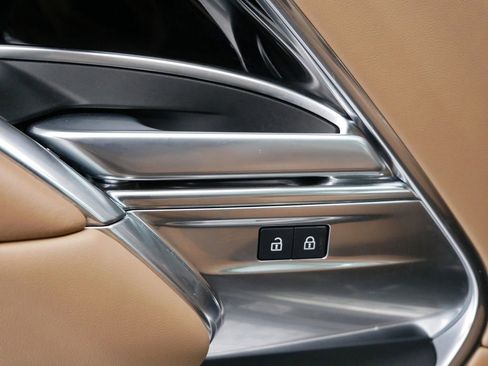 Used 2025 Land Rover Range Rover SE image 17