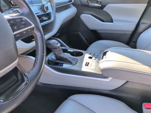 Used 2024 Toyota Highlander XLE image 26