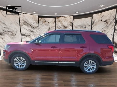 Used 2018 Ford Explorer XLT w/ Equipment Group 202A AWD/4WD image 8