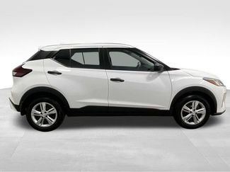 New 2025 Nissan Kicks Play S video 2