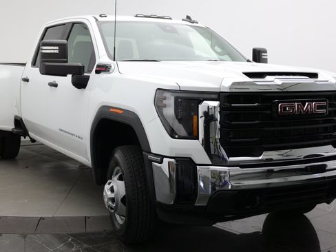 Used 2024 GMC Sierra 3500 Pro AWD/4WD image 3