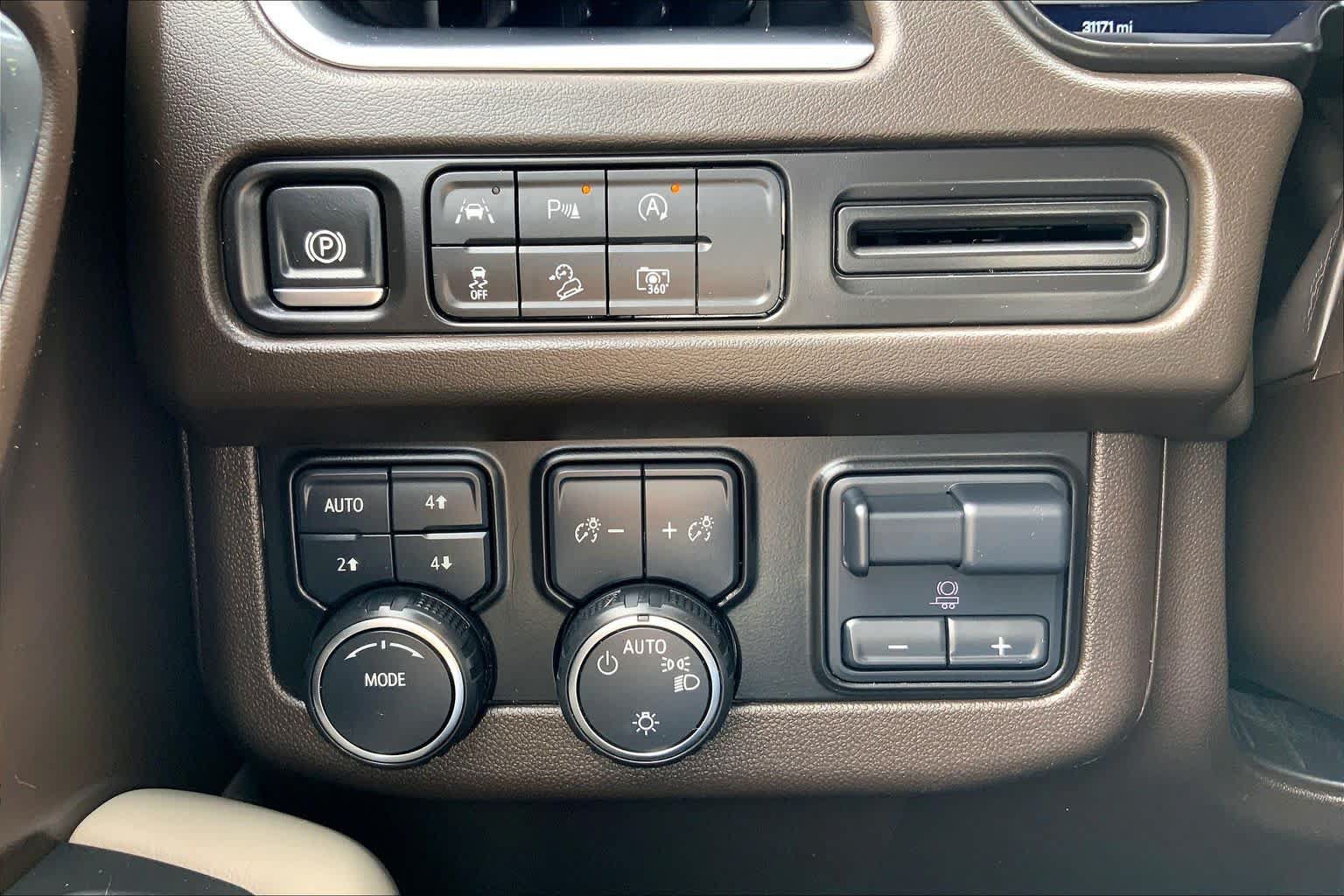 Used 2024 Chevrolet Tahoe Z71 w/ Luxury Package AWD/4WD image 34
