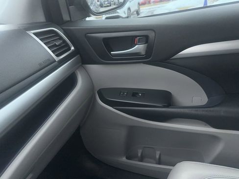 Used 2019 Toyota Highlander XLE image 25