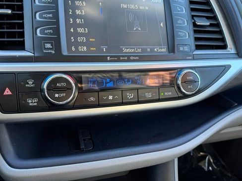Used 2017 Toyota Highlander Limited image 13