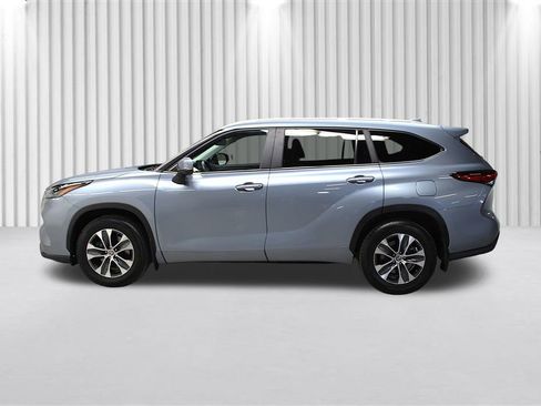 Used 2023 Toyota Highlander XLE AWD/4WD image 7