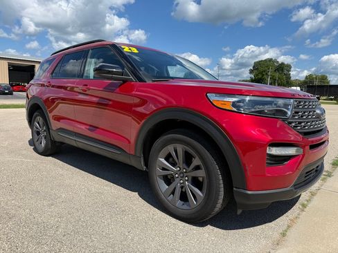 Used 2023 Ford Explorer XLT w/ Equipment Group 202A AWD/4WD image 3