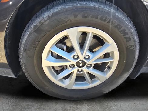 Used 2022 Kia Carnival LX FWD image 17