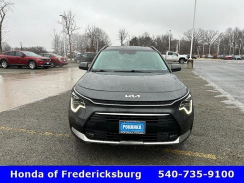 Used 2023 Kia Niro SX Touring image 9