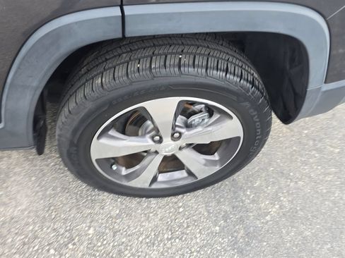 Used 2019 Jeep Cherokee Limited FWD image 9