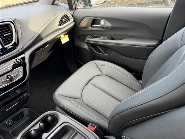 New 2027 Chrysler Pacifica Select FWD image 19
