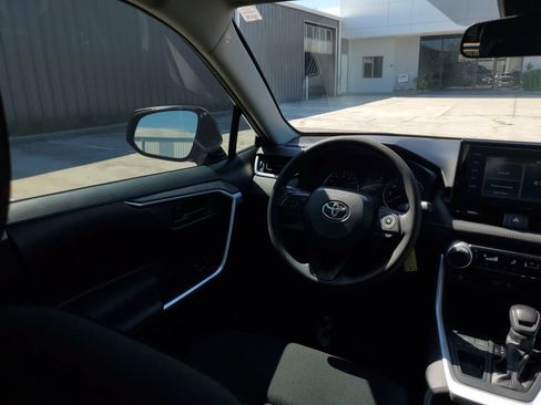 Used 2019 Toyota RAV4 LE FWD image 20