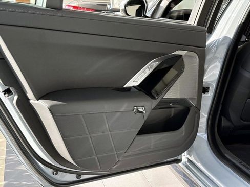 Used 2025 BMW i7 xDrive60 w/ Premium Package image 10