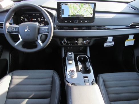 New 2025 Mitsubishi Outlander SE image 10