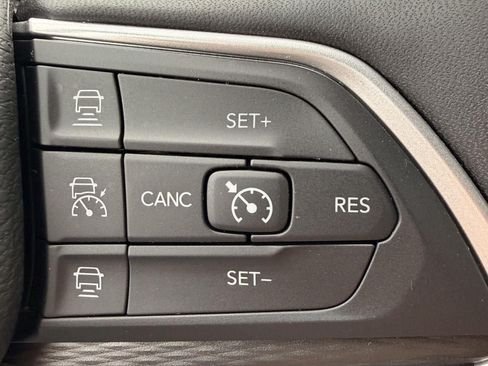 Used 2025 Jeep Grand Cherokee L Altitude RWD image 17