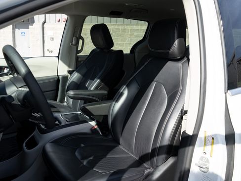 Used 2024 Chrysler Pacifica Touring-L image 15