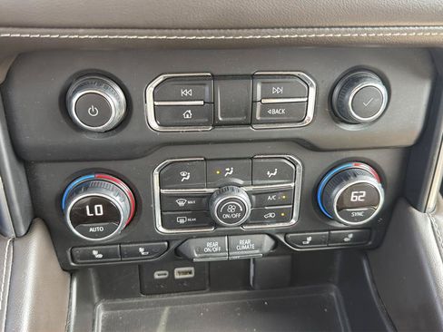 Used 2023 Chevrolet Suburban LT RWD image 18