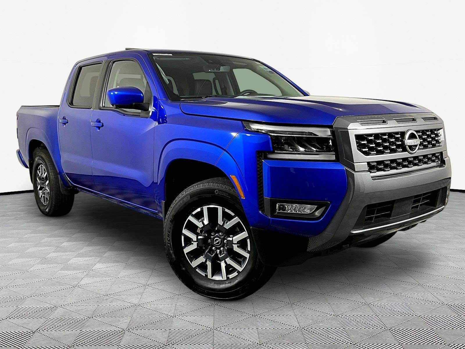 Used 2025 Nissan Frontier SL AWD/4WD image 3