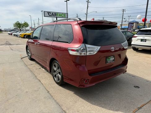 Used 2018 Toyota Sienna SE image 9