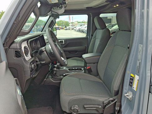 Used 2025 Jeep Wrangler Unlimited Sahara AWD/4WD image 13