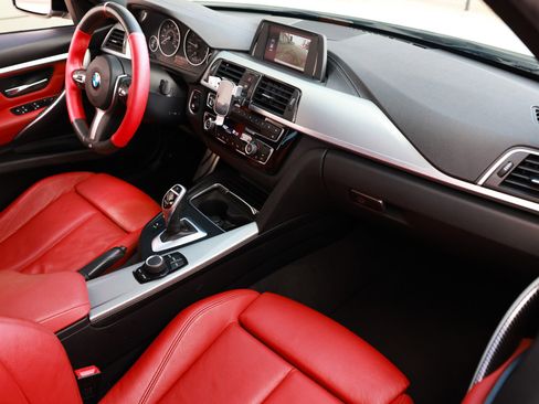 Used 2018 BMW 330i Sedan w/ M Sport Package image 19