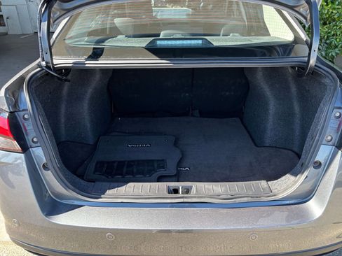 Used 2025 Nissan Versa SV FWD image 31