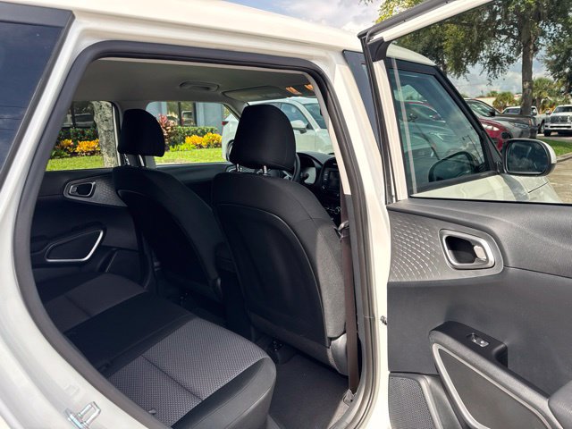 Used 2025 Kia Soul LX w/ LX Technology Package FWD image 16