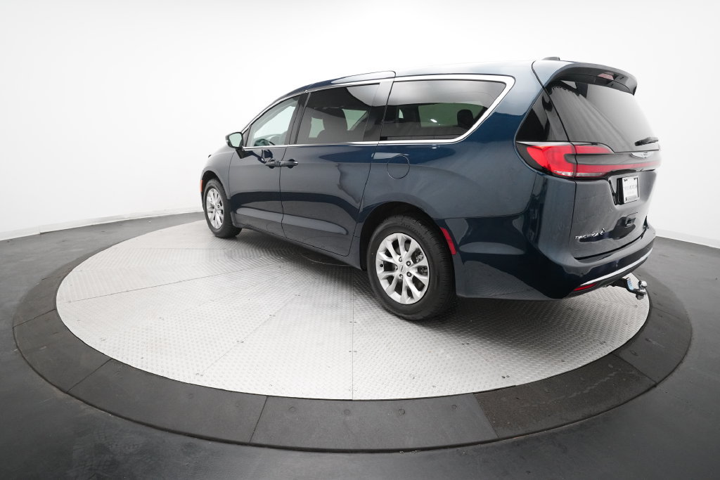 Used 2024 Chrysler Pacifica Touring-L AWD/4WD image 32