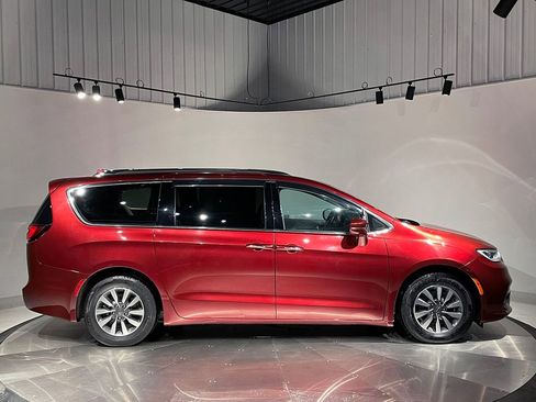 Used 2021 Chrysler Pacifica Touring-L image 10