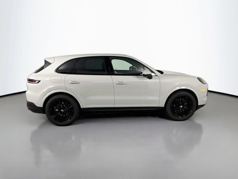 Certified 2025 Porsche Cayenne AWD/4WD image 8
