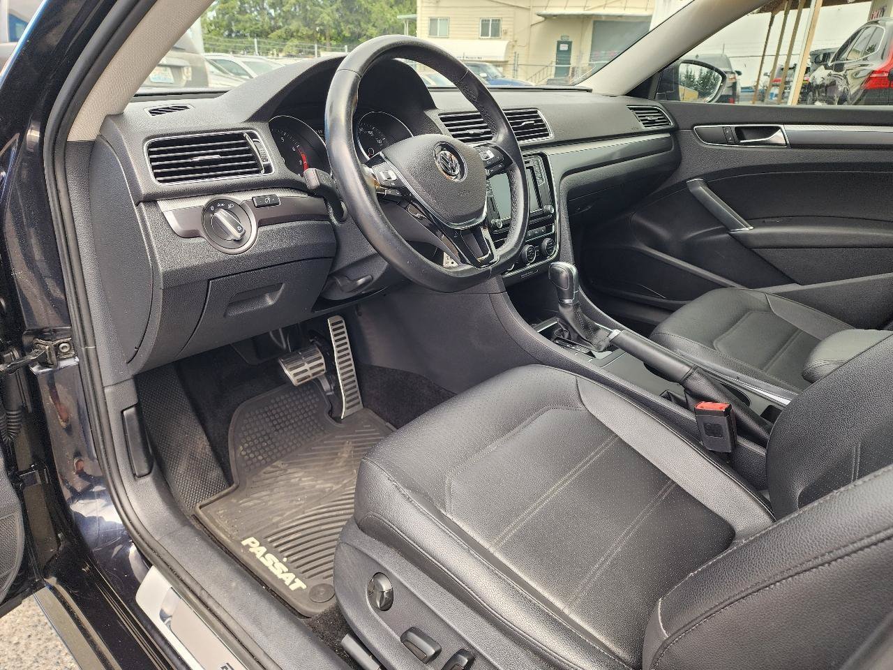 Used 2017 Volkswagen Passat 1.8T R-Line w/ R-Line Lighting Package FWD image 14