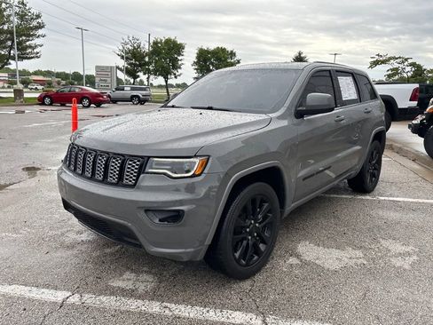 Used 2021 Jeep Grand Cherokee Laredo X AWD/4WD image 12