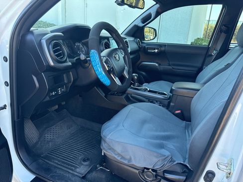 Used 2019 Toyota Tacoma TRD Sport w/ Technology Package image 8