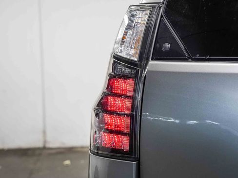 Used 2023 Lexus GX 460 Luxury w/ Sport Design Package AWD/4WD image 11