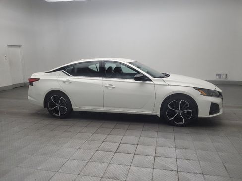 Used 2025 Nissan Altima 2.5 SR FWD image 11