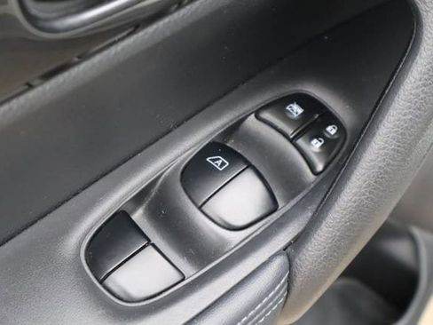 Used 2017 Nissan Rogue S FWD image 19