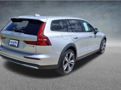 Certified 2025 Volvo V60 B5 Cross Country Plus AWD/4WD image 8