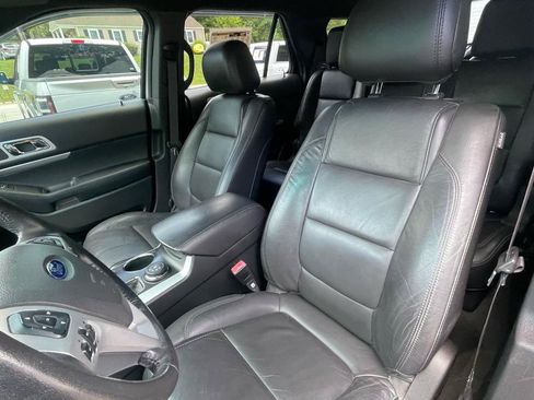 Used 2014 Ford Explorer XLT w/ Equipment Group 202A AWD/4WD image 17
