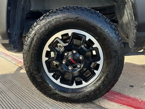 Used 2025 Toyota Tacoma TRD Off-Road image 9