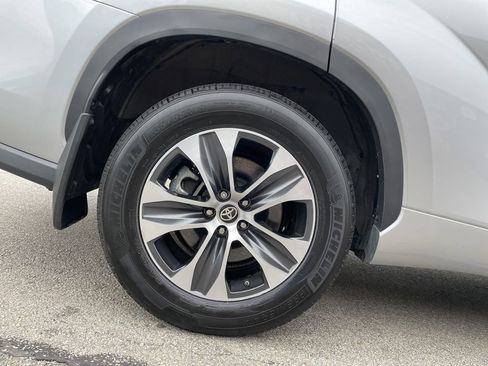 Certified 2025 Toyota Highlander XLE AWD/4WD image 9