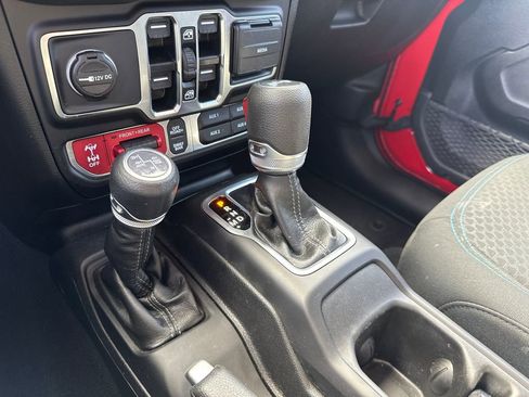 Used 2025 Jeep Wrangler Unlimited Rubicon 4xe w/ Convenience Group AWD/4WD image 22