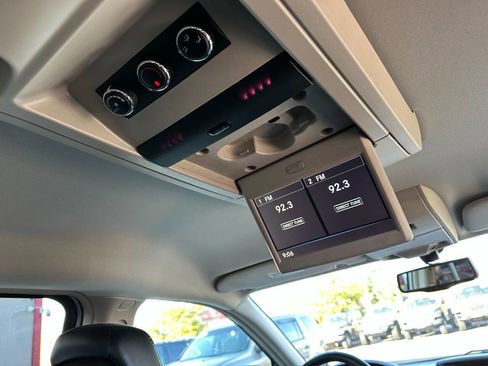 Used 2015 Chrysler Town & Country Limited image 25