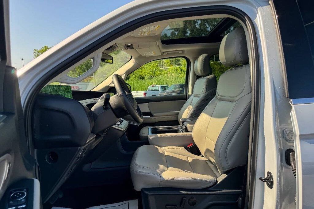Used 2025 Ford Expedition Active AWD/4WD image 25